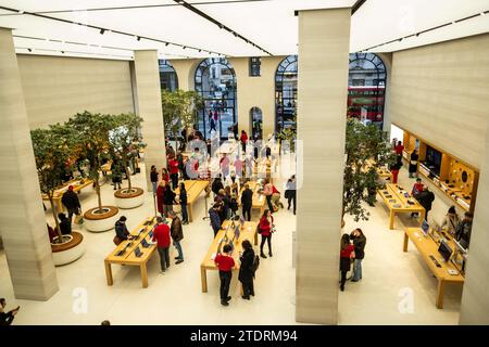 LONDRA - 14 DICEMBRE 2023: Apple Store su Regent Street e folle di acquirenti nel West End di Londra Foto Stock