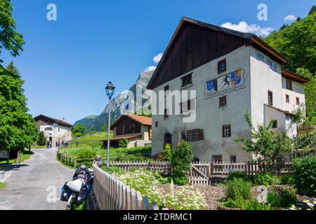 Maienfeld: Heididörfli (Heididorf) nella frazione Rofels, Rathausstall (municipio e scuola) a Bündner Herrschaft, Graubünden, Grigioni, Svizzera Foto Stock