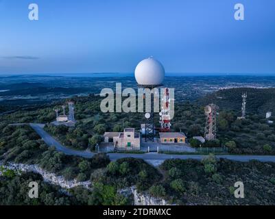 Veduta aerea della vetta del Puig de Randa, con il radar di Enaire (Algaida, Maiorca, Isole Baleari, Spagna) ESP: Vista aérea del Puig de Randa Foto Stock