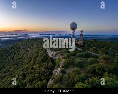 Veduta aerea della vetta del Puig de Randa, con il radar di Enaire (Algaida, Maiorca, Isole Baleari, Spagna) ESP: Vista aérea del Puig de Randa Foto Stock