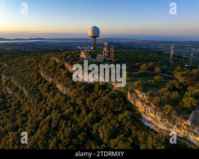 Veduta aerea della vetta del Puig de Randa, con il radar di Enaire (Algaida, Maiorca, Isole Baleari, Spagna) ESP: Vista aérea del Puig de Randa Foto Stock