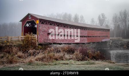 Heppell ricoprì il ponte che attraversa il fiume Matapedia in Quebec, Canada, vicino a Causapscal in autunno, con una leggera brina mattutina Foto Stock