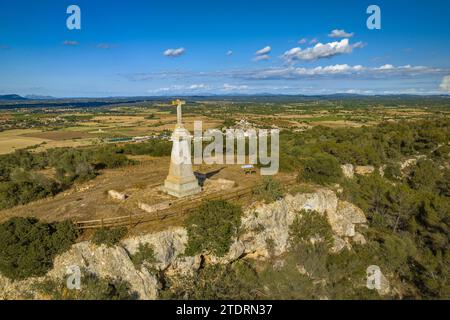 Vista aerea della cima del Puig de Santa Eugènia, vicino al villaggio di Santa Eugènia (Maiorca, Isole Baleari, Spagna) Foto Stock