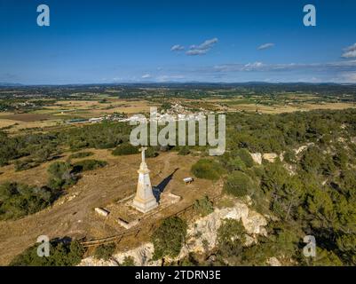 Vista aerea della cima del Puig de Santa Eugènia, vicino al villaggio di Santa Eugènia (Maiorca, Isole Baleari, Spagna) Foto Stock