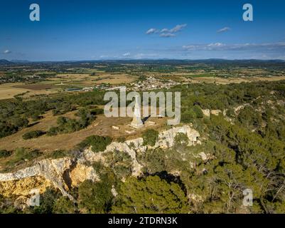 Vista aerea della cima del Puig de Santa Eugènia, vicino al villaggio di Santa Eugènia (Maiorca, Isole Baleari, Spagna) Foto Stock