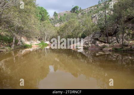 Charco de la nutria o laghetto di lontra, paesaggi del geoparco di Villuercas, Caceres, Estremadura, Spagna Foto Stock