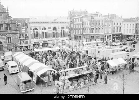 Televisione tedesca a Grote Markt, Grote Markt, televisione, Haarlem, Grote Markt, Olanda, 03-04-1968, Whizgle News from the Past, su misura per il futuro. Esplora le narrazioni storiche, l'immagine dell'agenzia olandese olandese con una prospettiva moderna, colmando il divario tra gli eventi di ieri e quelli di domani. Un viaggio senza tempo che delinea le storie che plasmano il nostro futuro Foto Stock