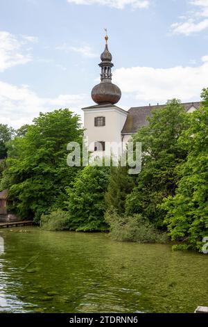 Gmunden , Austria - 17 giugno 2023: Castello di Landschloss a Gmunden sul Lago Traunsee in Austria Foto Stock