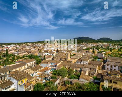 Vista aerea della città di Algaida in un pomeriggio primaverile. Sullo sfondo, il monte Puig de Randa (Maiorca, Isole Baleari, Spagna) Foto Stock