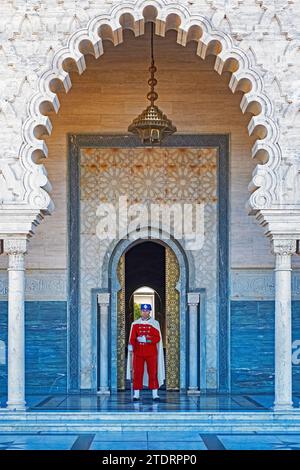 Guardia reale marocchina, precedentemente nota come Guardia Nera, all'ingresso del Mausoleo di Mohammed V nella città di Rabat, Rabat-Salé-Kénitra, Marocco Foto Stock