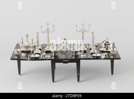 Terrina, Arnoldus van Geffen, terrina rotonda 1761 con bordo inferiore smerlato. La terrina ha un coperchio con anche un bordo smerlato. Il pulsante del coperchio è un uccello volante. La terrina ha due manici rialzati. La terrina è su un piatto. La terrina è contrassegnata da stk. = Amsterdam, Jrl. = B (1761), Mt. = Arnoldus van Geffen. La terrina con piatto è la stessa di due copie con invnr. BK-NM-11177-153-A E BK-NM-11177-153-B, BK-NM-11177-253. Terrina rotonda in argento Amsterdam (metallo) con bordo inferiore smerlato. La terrina ha un coperchio con anche un bordo smerlato. Il pulsante del coperchio è un uccello volante. Il terrino Foto Stock