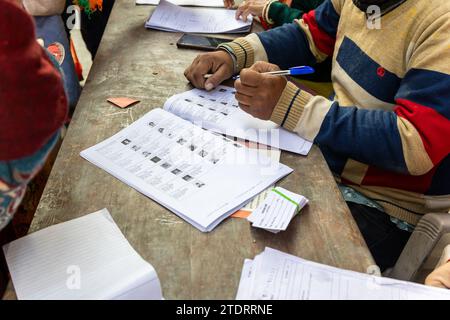 Le persone con il foglio elettorale del giorno delle elezioni indiane al mattino immagine è scattata al Tempio Jagdish di udaipur rajasthan india su non 25 2023. Foto Stock