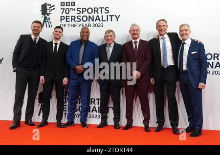 (Sinistra-destra) Tim Sherwood, Andy Robertson, John Barnes, Kenny Dalglish, Ian Rush, Alan Hansen e Graeme Souness arrivano per i BBC Sports Personality of the Year Awards 2023 tenutosi al MediaCityUK, Salford. Data immagine: Martedì 19 dicembre 2023. Foto Stock