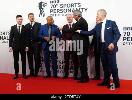 (Sinistra-destra) Andy Robertson, Tim Sherwood, John Barnes, Kenny Dalglish, Ian Rush, Alan Hansen e Graeme Souness arrivano per i BBC Sports Personality of the Year Awards 2023 tenutosi al MediaCityUK, Salford. Data immagine: Martedì 19 dicembre 2023. Foto Stock