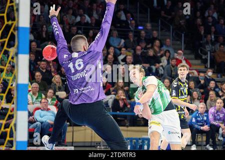 Berlino, Deutschland. 19 dicembre 2023. Mathias Gidsel (Fuechse Berlin #19) beim Torwurf auf Miljan Vujovic (TVB Stoccarda #16) GER, Fuechse Berlin vs. TVB Stoccarda, Handball, 1.Bundesliga Herren, 18. Spieltag, Saison 2023/24, 19.12.2023 foto: Eibner-Pressefoto/ Claudius Rauch credito: dpa/Alamy Live News Foto Stock