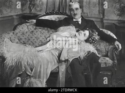 Charlie Chaplin e Martha Raye sono i protagonisti della commedia oscura "Monsieur Verdoux" (1947). In questo film, Chaplin si allontana dal suo iconico personaggio Tramp per interpretare Henri Verdoux, un uomo suave ma cinico che sposa e uccide vedove ricche per sostenere la sua famiglia. Martha Raye interpreta Annabella Bonheur, una delle mogli di Verdoux, che porta una miscela unica di umorismo e resilienza al suo ruolo. Il film, scritto e diretto da Chaplin, è una versione satirica della società e della moralità, che mostra la versatilità di Chaplin come attore e regista. Foto Stock