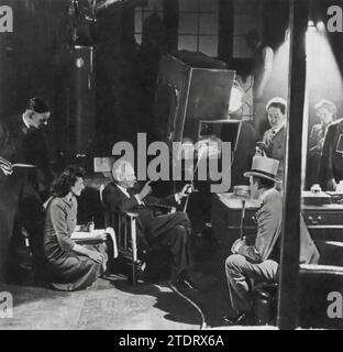 Alexander Korda viene catturato dirigendo Michael Wilding sul set del film del 1947 "un marito ideale". Il film, un adattamento dell'opera teatrale di Oscar Wilde, approfondisce i temi delle pressioni sociali, dell'integrità personale e della fragilità della reputazione nell'alta società di Londra. Foto Stock