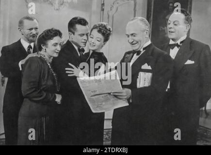 Larry Parks, Evelyn Keyes, William Demarest, Ludwig Donath, Tamara Shayne, e Bill Goodwin star in "The Jolson Story" (1946). Questo film biografico racconta la vita del famoso intrattenitore al Jolson, interpretato da Parks. Il film cattura l'ascesa di Jolson alla fama, le sue lotte personali e il suo impatto sull'industria dello spettacolo. Il cast dell'ensemble, tra cui Keyes nei panni della moglie di Jolson e Demarest, Donath, Shayne e Goodwin nei ruoli di supporto, porta profondità a questa rappresentazione di uno dei più grandi interpreti dello show business americano. Foto Stock