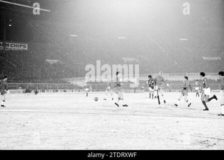AJAX - Benfica, Football Ajax, 12-02-1969, Whizgle News from the Past, su misura per il futuro. Esplora le narrazioni storiche, l'immagine dell'agenzia olandese olandese con una prospettiva moderna, colmando il divario tra gli eventi di ieri e quelli di domani. Un viaggio senza tempo che delinea le storie che plasmano il nostro futuro Foto Stock
