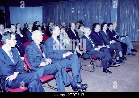 Riunione di Canso (Civil Air Navigation Services Organisation) con Geert Dales, Schiphol, 14-01-2003, Whizgle News from the Past, su misura per il futuro. Esplora le narrazioni storiche, l'immagine dell'agenzia olandese olandese con una prospettiva moderna, colmando il divario tra gli eventi di ieri e quelli di domani. Un viaggio senza tempo che delinea le storie che plasmano il nostro futuro Foto Stock