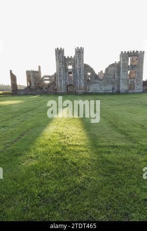 Inghilterra, West Sussex, Midhurst, rovine di Cowdray House Foto Stock