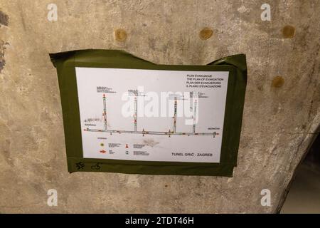 Mappa del tunnel / piano di evacuazione sul muro del tunnel di Grič (Tunel Grič) storico tunnel pedonale sotto Grič a Zagabria in Croazia, che serviva come rifugio antibomba Foto Stock