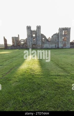 Inghilterra, West Sussex, Midhurst, rovine di Cowdray House Foto Stock