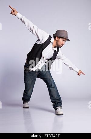 Hip hop dancer che mostra alcuni movimenti Foto Stock
