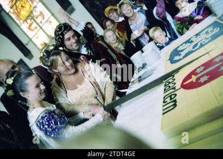 Cerimonia di matrimonio in stile Frans Hals (XVII secolo) presso il municipio e nella chiesa del Bavo con il sindaco Jaap Pop, Haarlem, Grote Markt, Paesi Bassi, 02-10-1998, Whizgle News dal passato, su misura per il futuro. Esplora le narrazioni storiche, l'immagine dell'agenzia olandese olandese con una prospettiva moderna, colmando il divario tra gli eventi di ieri e quelli di domani. Un viaggio senza tempo che delinea le storie che plasmano il nostro futuro Foto Stock