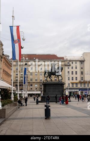 Vista su Piazza Ban Jelačić (alias Trg bana Jelačića o Jelačić plac) con statua di Ban Josip Jelačić su un cavallo e bandiera croata a Zagabria, Croazia Foto Stock