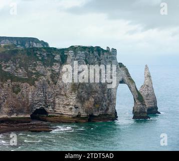 Uno dei tre famose scogliere bianche noto come la Falaise de Aval. Etretat, Francia. Foto Stock