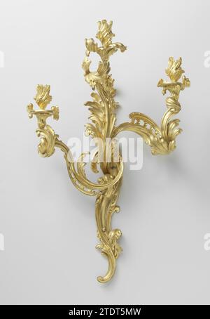 Due lampade da parete, anonime, c. 1750 - c. 1760 braccio da parete Gilt in bronzo, con tre braccia. Il tronco e le braccia mostrano motivi a forma di C e S asimmetrici. Anche il braccio sinistro e quello destro mostrano i pezzi crespati con apertura. Il vecchio numero di inventario 12 viene applicato ai bracci della parete. Cfr. Anche: BK-16896-B. Paris bronzo (metallo) dorato Gilt braccio da parete in bronzo, con tre braccia. Il tronco e le braccia mostrano motivi a forma di C e S asimmetrici. Anche il braccio sinistro e quello destro mostrano i pezzi crespati con apertura. Il vecchio numero di inventario 12 viene applicato ai bracci della parete. Cfr. Anche: BK-16896-B. Doratura in bronzo (metallo) di Parigi Foto Stock