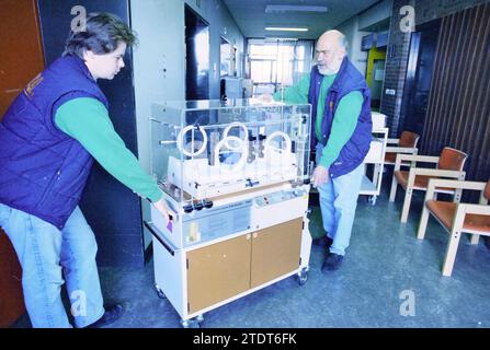 Spostamento del reparto incubatore presso Zeeweg Hospital, 15-03-1995, Whizgle News from the Past, su misura per il futuro. Esplora le narrazioni storiche, l'immagine dell'agenzia olandese olandese con una prospettiva moderna, colmando il divario tra gli eventi di ieri e quelli di domani. Un viaggio senza tempo che delinea le storie che plasmano il nostro futuro Foto Stock