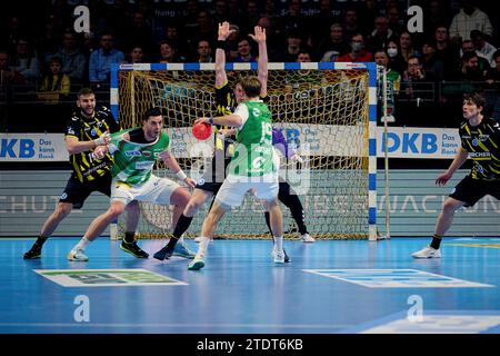 Berlino, Deutschland. 19 dicembre 2023. Mathias Gidsel (Fuechse Berlin #19) beim Torwurf, GER, Fuechse Berlin vs. TVB Stuttgart, Handball, 1.Bundesliga Herren, 18. Spieltag, Saison 2023/24, 19.12.2023 foto: Eibner-Pressefoto/ Claudius Rauch credito: dpa/Alamy Live News Foto Stock