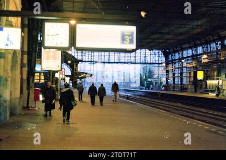 Sciopero ferroviario alla stazione di Haarlem, Haarlem, Paesi Bassi, 12-12-1999, Whizgle News from the Past, su misura per il futuro. Esplora le narrazioni storiche, l'immagine dell'agenzia olandese olandese con una prospettiva moderna, colmando il divario tra gli eventi di ieri e quelli di domani. Un viaggio senza tempo che delinea le storie che plasmano il nostro futuro Foto Stock