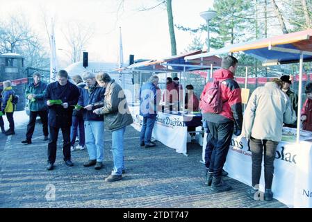 HD Winter Walk, 13-02-1999, Whizgle News from the Past, su misura per il futuro. Esplora le narrazioni storiche, l'immagine dell'agenzia olandese olandese con una prospettiva moderna, colmando il divario tra gli eventi di ieri e quelli di domani. Un viaggio senza tempo che delinea le storie che plasmano il nostro futuro Foto Stock