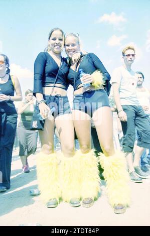 Dance Valley Goers, 03-08-2001, Whizgle News from the Past, su misura per il futuro. Esplora le narrazioni storiche, l'immagine dell'agenzia olandese olandese con una prospettiva moderna, colmando il divario tra gli eventi di ieri e quelli di domani. Un viaggio senza tempo che delinea le storie che plasmano il nostro futuro Foto Stock