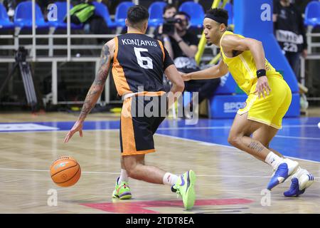 Opava, Repubblica Ceca. 19 dicembre 2023. L-R Antonis Koniaris (Promitheas) e Marques Townes (Opava) in azione durante la Basketball Champions League maschile, gruppo B, sesto round, BK Opava vs Promitheas Patras, a Opava, Repubblica Ceca, 19 dicembre 2023. Crediti: Petr Sznapka/CTK Photo/Alamy Live News Foto Stock