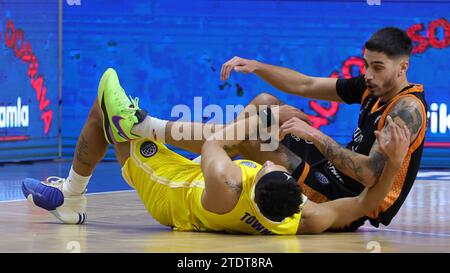 Opava, Repubblica Ceca. 19 dicembre 2023. L-R Marques Townes (Opava) e Antonis Koniaris (Promitheas) in azione durante la Basketball Champions League maschile, gruppo B, sesto turno, BK Opava vs Promitheas Patras, a Opava, Repubblica Ceca, 19 dicembre 2023. Crediti: Petr Sznapka/CTK Photo/Alamy Live News Foto Stock