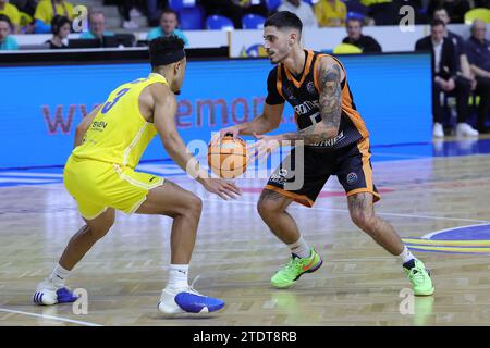 Opava, Repubblica Ceca. 19 dicembre 2023. L-R Marques Townes (Opava) e Nikolaos Plotas (Promitheas) in azione durante la Basketball Champions League maschile, gruppo B, sesto round, BK Opava vs Promitheas Patras, a Opava, Repubblica Ceca, 19 dicembre 2023. Crediti: Petr Sznapka/CTK Photo/Alamy Live News Foto Stock