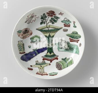 Piatto-piattino con oggetti preziosi e antichità, anonimo, c. 1700 - c. 1724 piatto con parete rotonda di porcellana, dipinto in blu smaltato sottofondo e sullo smalto blu, rosso, verde, giallo, melanzana e nero. On the Plat oggetti d'antiquariato cinesi; il lato inferiore con quattro oggetti di valore. Contrassegnato sul lato inferiore con il marchio di quattro personaggi di Keizer Xuande in un doppio cerchio. Scheggiatura sul bordo; tre incrinature sul bordo. Famle verte. Porcellana cinese. glassa. Piatto per pittura/vetrificazione di cobalto (minerale) con parete rotonda di porcellana, verniciato in blu trasparente e su blu, rosso, verde, giallo, melanzane Foto Stock