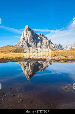 Magnifica vista della vetta della montagna "Ra Gusela" che si riflette nell'acqua di un piccolo lago vicino al passo Giau, nelle Dolomiti italiane. Foto Stock