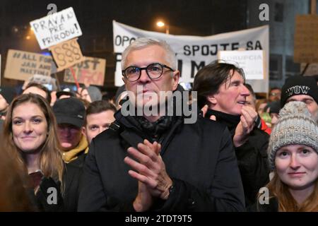 Bratislava, Slovacchia. 19 dicembre 2023. Il diplomatico, ex ministro degli Esteri slovacco e candidato presidenziale Ivan Korcok partecipa a una protesta anti-governativa indetta dai partiti di opposizione in risposta al tentativo del governo di abolire l'ufficio del procuratore slovacco d'élite prese posto a Bratislava, in Slovacchia, il 19 dicembre 2023. Credito: Vaclav Salek/CTK Photo/Alamy Live News Foto Stock