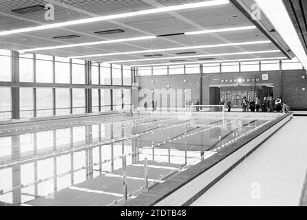 Piscina interna "De Planet", Haarlem, Planetenlaan, Paesi Bassi, 00-12-1971, Whizgle News dal passato, su misura per il futuro. Esplora le narrazioni storiche, l'immagine dell'agenzia olandese olandese con una prospettiva moderna, colmando il divario tra gli eventi di ieri e quelli di domani. Un viaggio senza tempo che delinea le storie che plasmano il nostro futuro Foto Stock