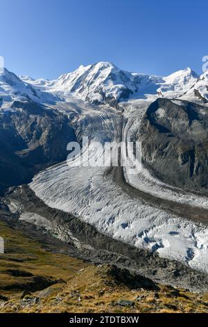 Vista panoramica del ghiacciaio Gorner. Si trova a Zermatt, in Svizzera, ed è il secondo ghiacciaio più grande delle Alpi. Foto Stock