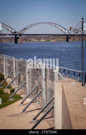 Pareti alluvionali temporanee lungo il fiume Mississippi Foto Stock