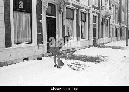 Cancellare marciapiedi di neve, neve, 20-02-1969, Whizgle News from the Past, su misura per il futuro. Esplora le narrazioni storiche, l'immagine dell'agenzia olandese olandese con una prospettiva moderna, colmando il divario tra gli eventi di ieri e quelli di domani. Un viaggio senza tempo che delinea le storie che plasmano il nostro futuro Foto Stock