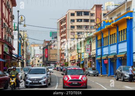 Jalan Bendahara, Malacca City, Malesia - 1 marzo 2018: Traffico sulla strada tra gli edifici. Foto Stock