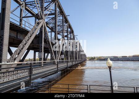 Ponte d'acciaio che attraversa il fiume Mississippi Foto Stock