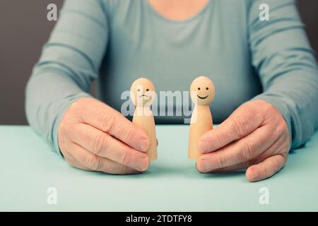 Mente con un volto triste e felice, concetto di salute mentale, pensiero positivo e negativo, autostima e percezione, emozione Foto Stock